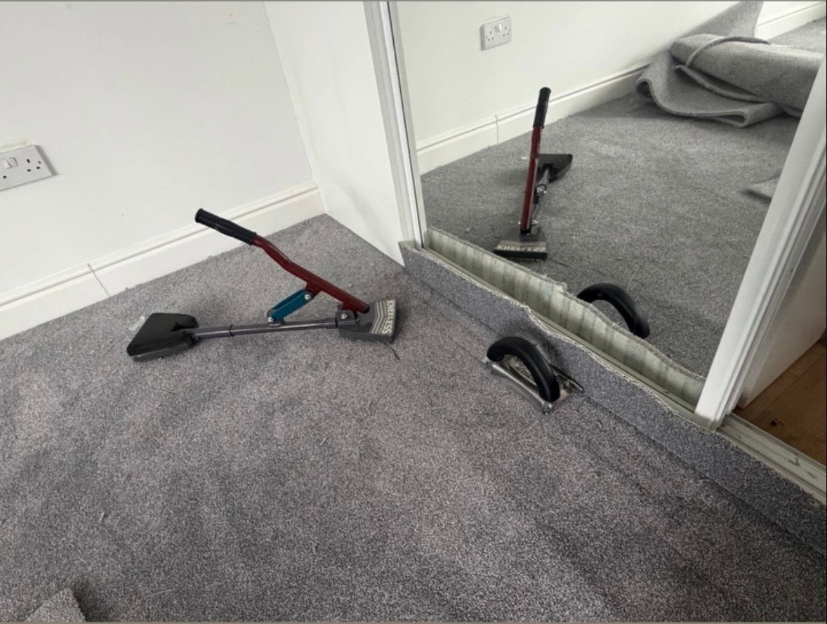 Kneeless Carpet Stretcher